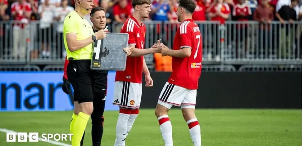 Sustitución en partido de fútbol con árbitro y jugadores