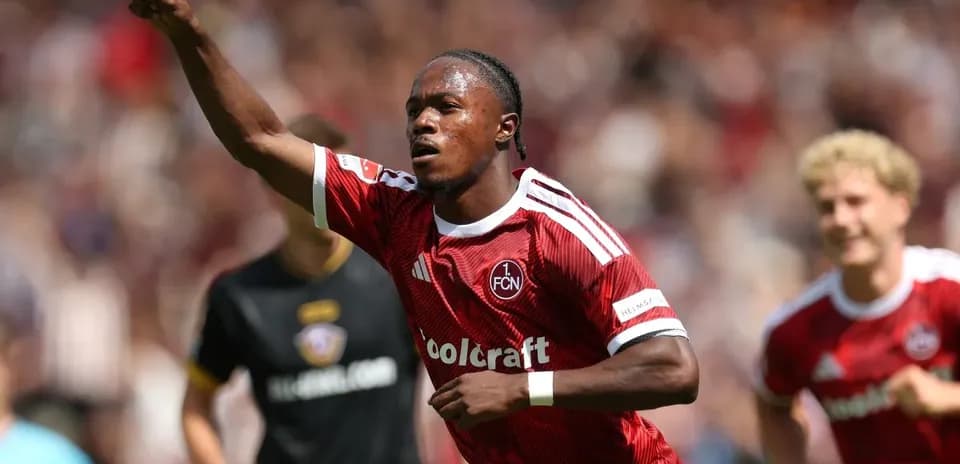 Jugador del FCN celebra un gol levantando el dedo