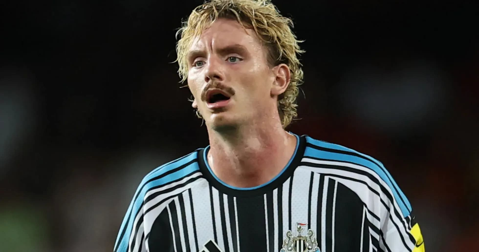 Jugador de Newcastle United con camiseta a rayas