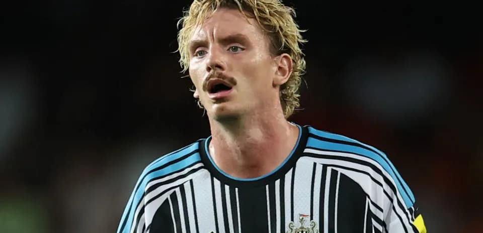 Jugador de Newcastle United con camiseta a rayas
