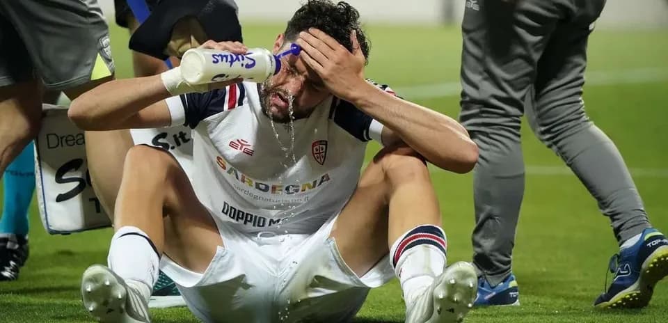 Jugador de Cagliari recibiendo atención médica en el campo