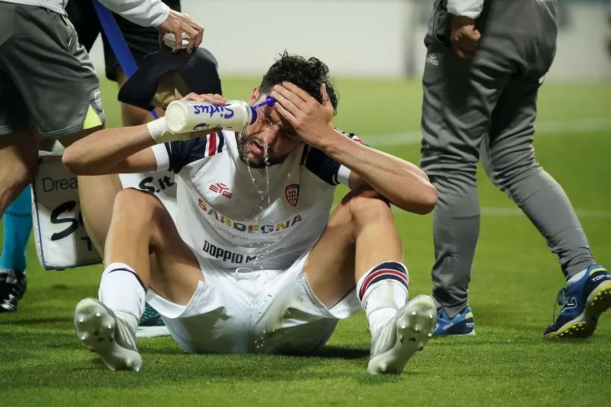 Jugador de Cagliari recibiendo atención médica en el campo