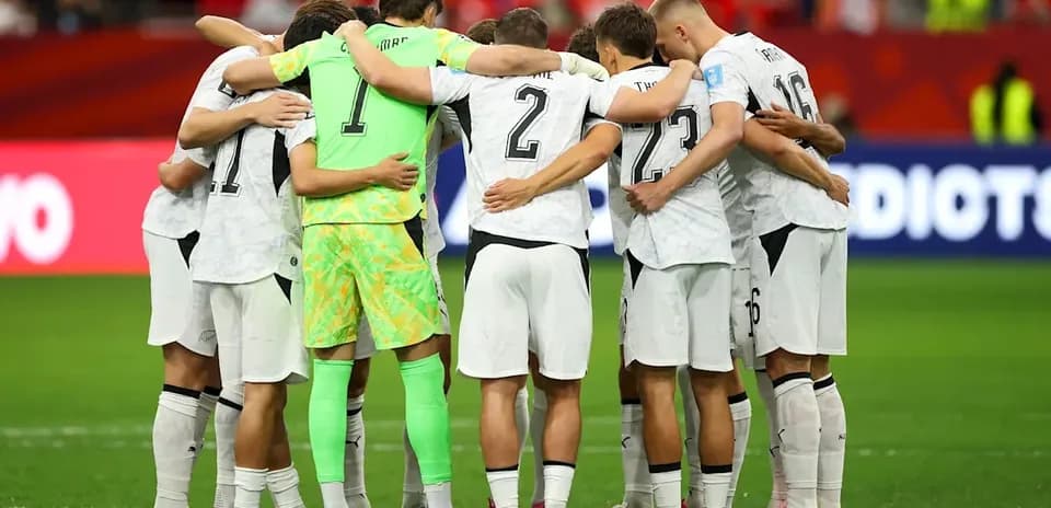 Equipo en círculo antes de un partido de fútbol
