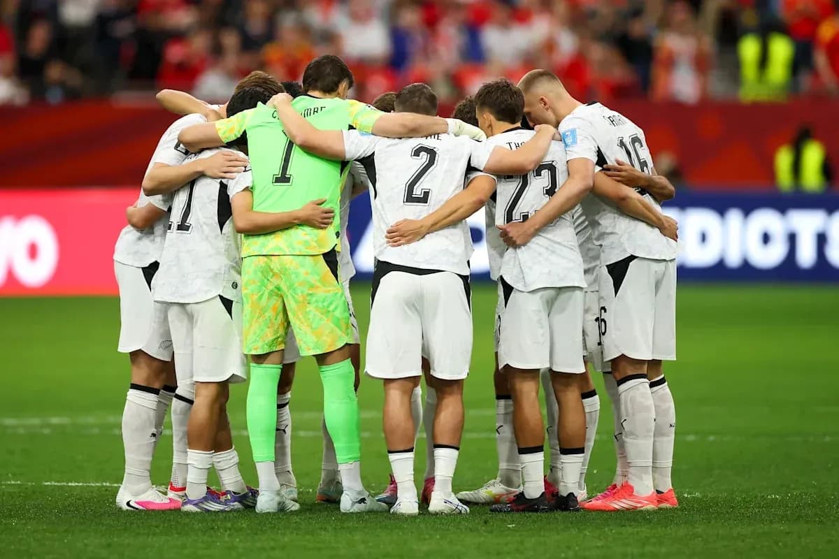 Equipo en círculo antes de un partido de fútbol