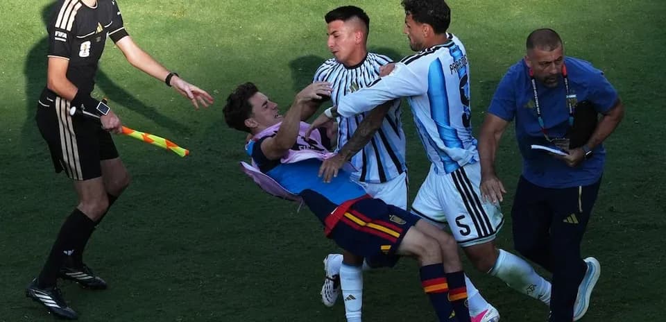 Jugadores de España y Argentina en acción