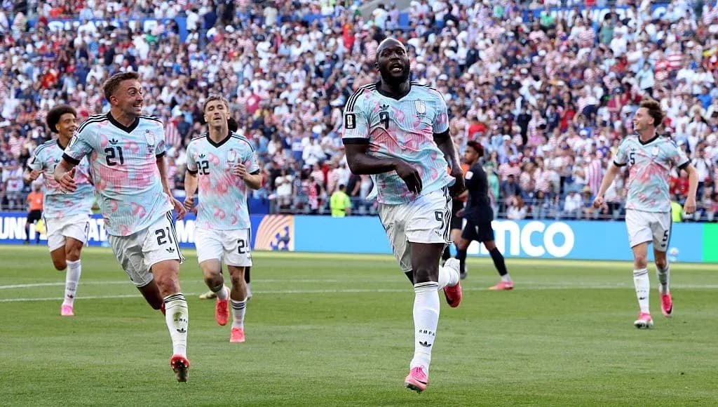 Jugadores celebrando un gol en partido de fútbol