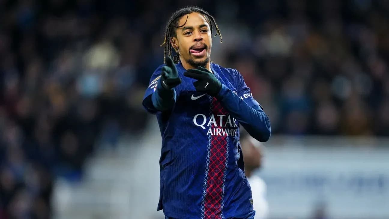 Jugador de PSG señalando durante el partido
