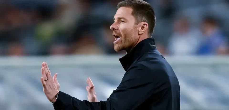 Entrenador dirigiendo a su equipo en el partido