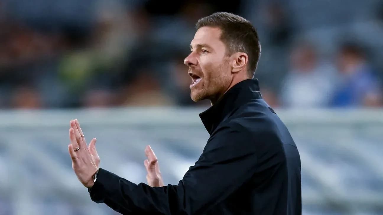 Entrenador dirigiendo a su equipo en el partido