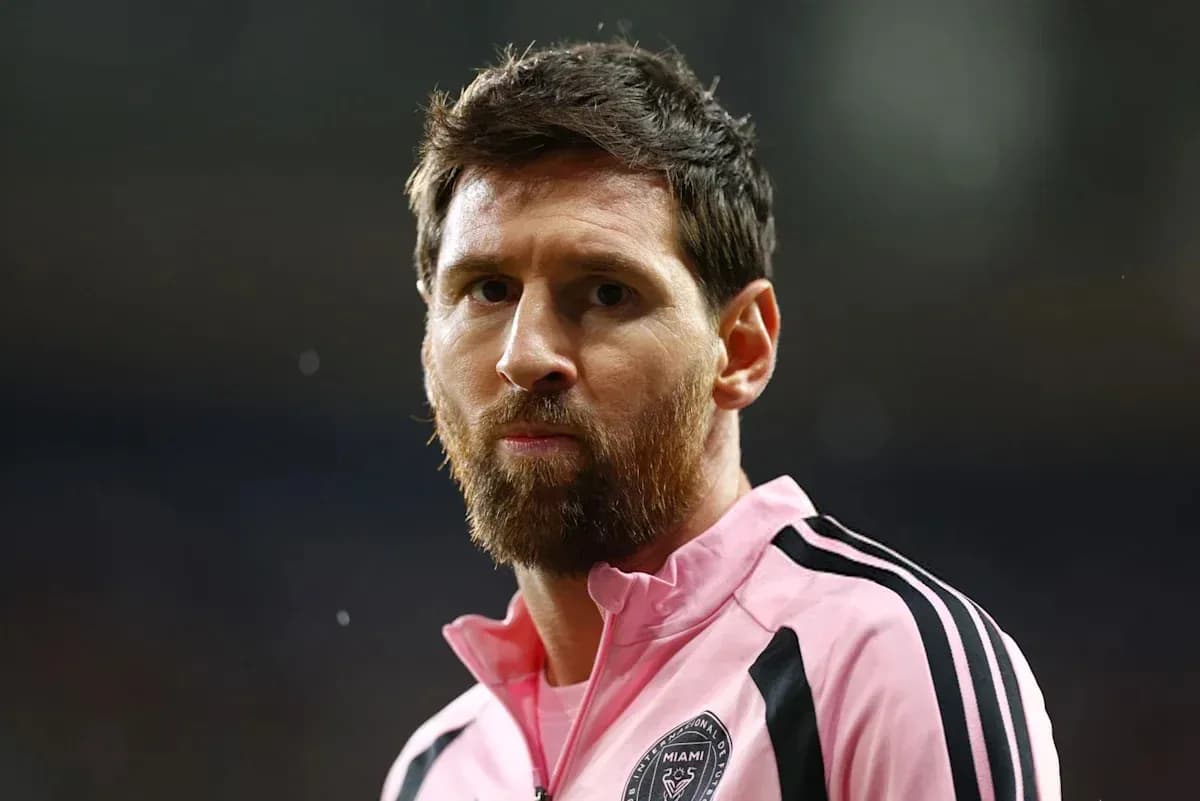 Jugador de fútbol en camiseta rosa durante partido