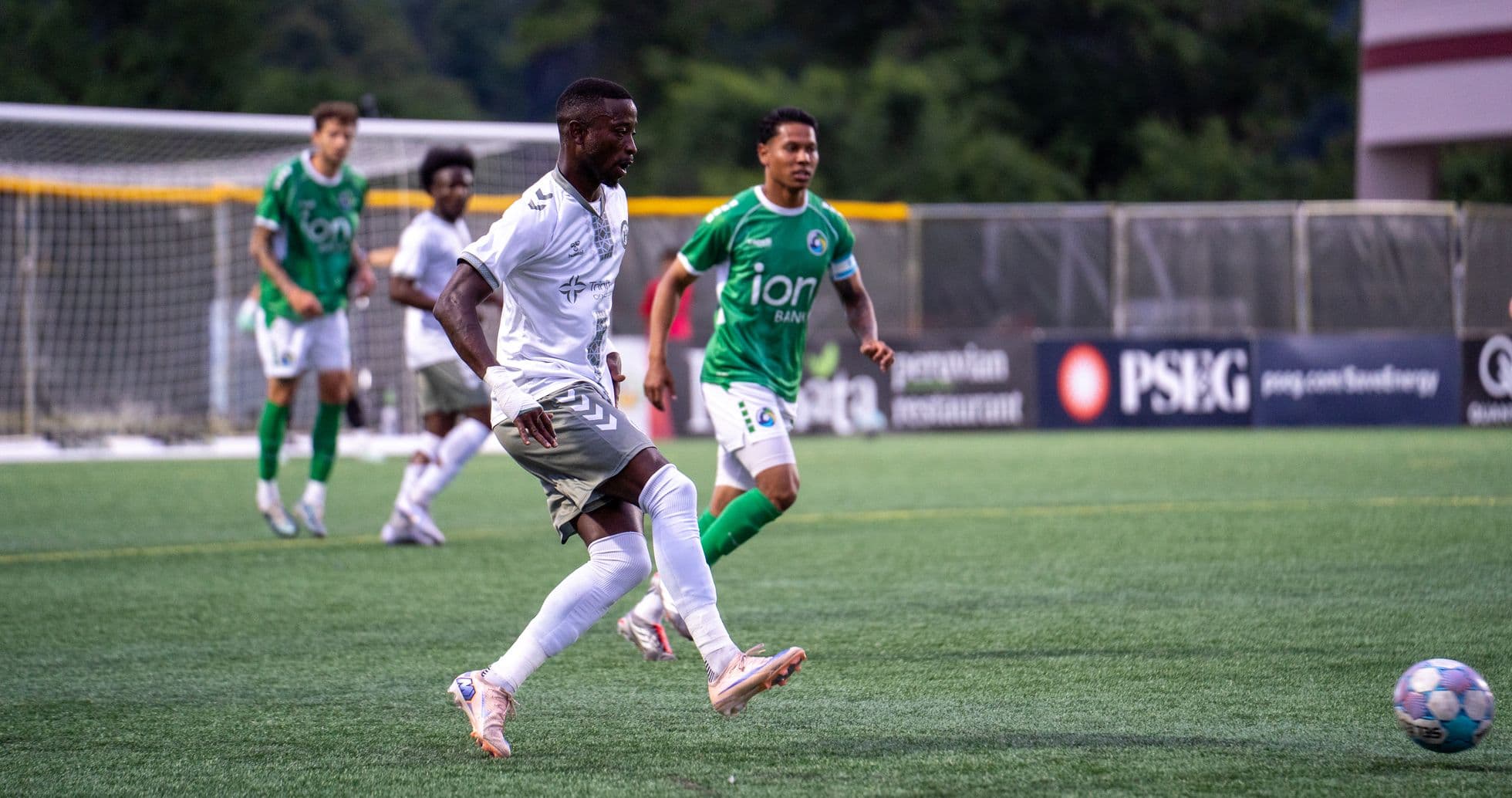 Jugador del NY Cosmos avanzando con el balón