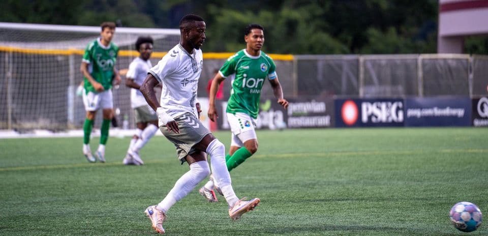 Jugador del NY Cosmos avanzando con el balón