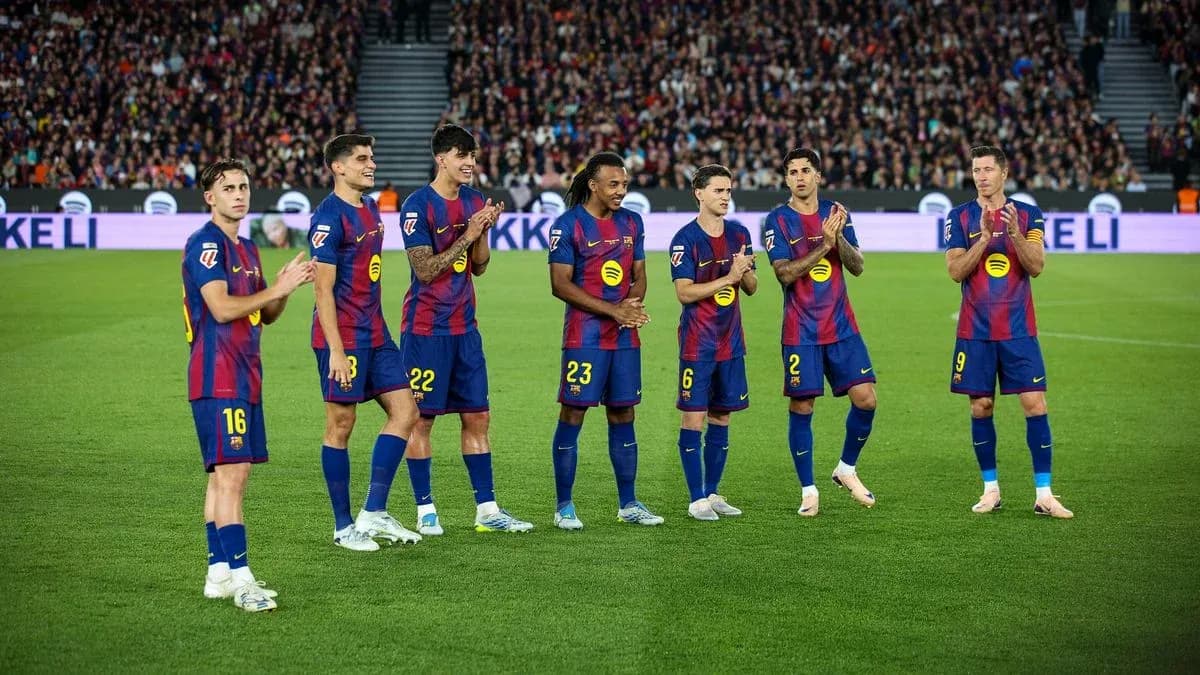 Jugadores del FC Barcelona aplaudiendo en el campo