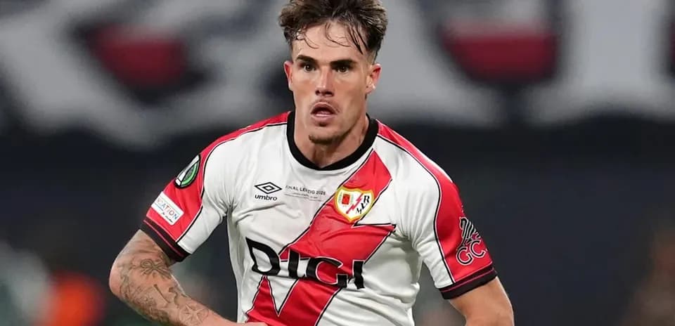 Jugador corriendo en campo durante partido de fútbol