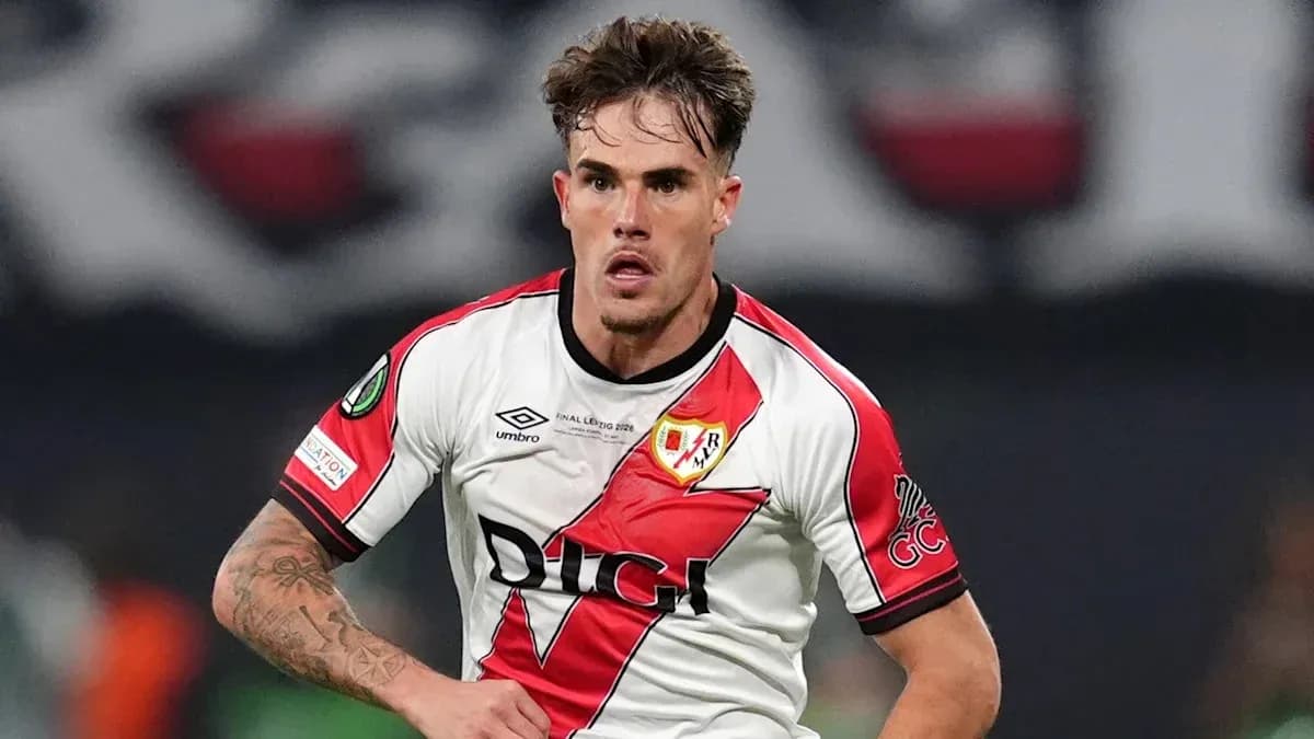 Jugador corriendo en campo durante partido de fútbol