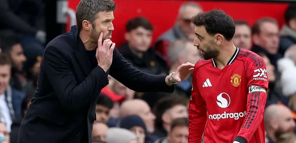 Entrenador hablando con jugador durante el partido