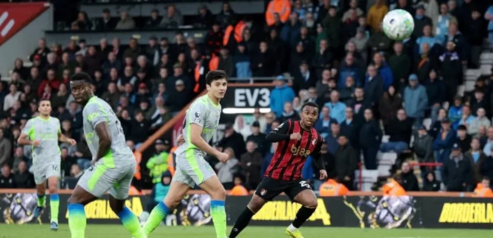 Jugadores de Manchester City y Bournemouth en acción