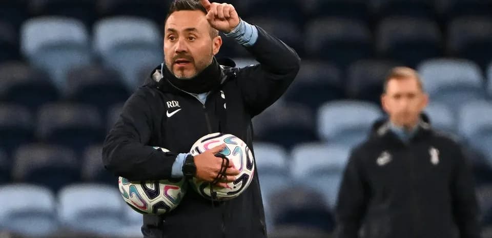 Entrenador dirigiendo a su equipo en entrenamiento