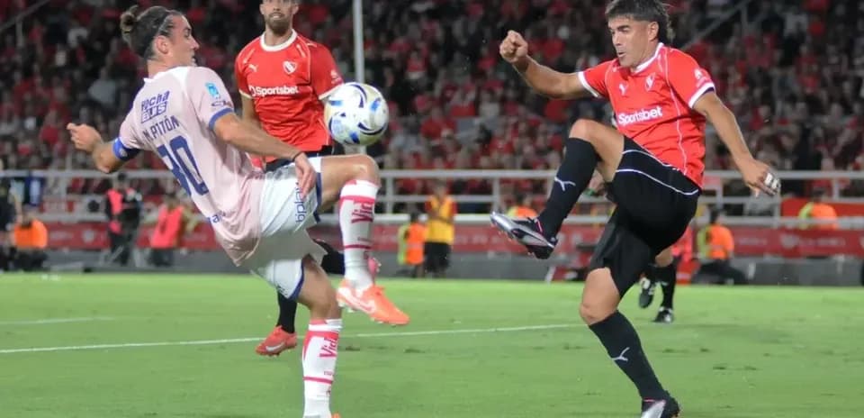 Jugador de Independiente interviniendo en el balón
