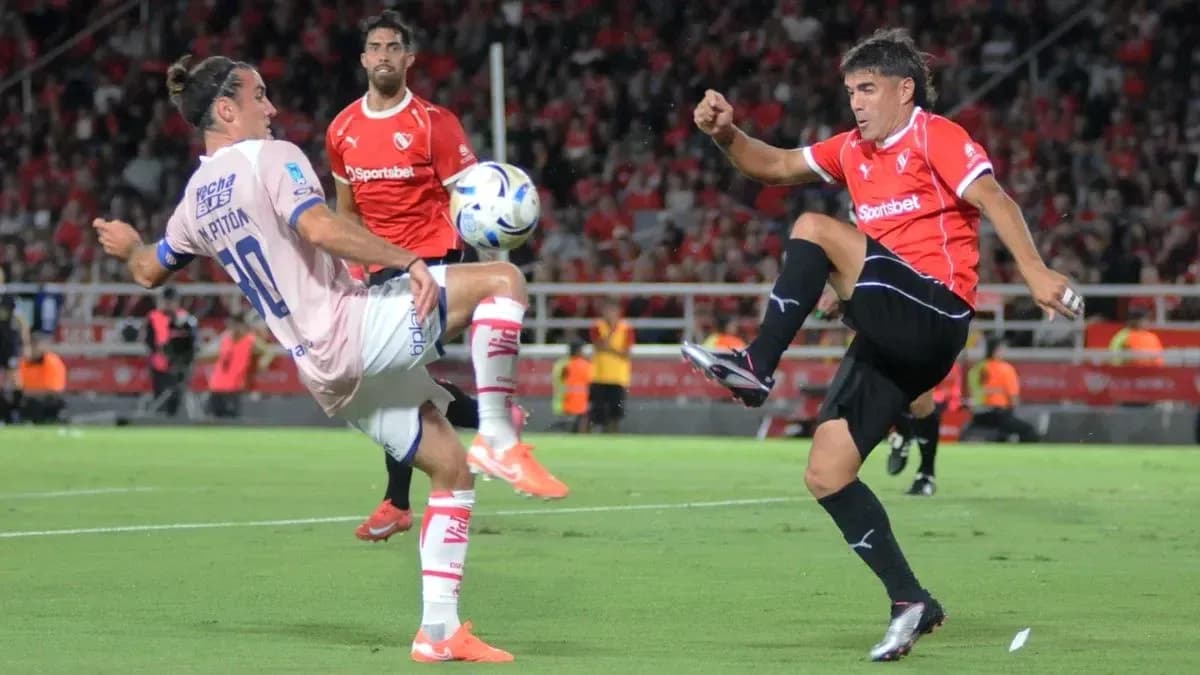Jugador de Independiente interviniendo en el balón