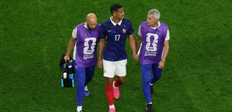 Jugador de Francia siendo asistido por el personal médico