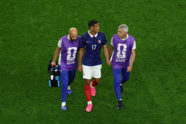 Jugador de Francia siendo asistido por el personal médico
