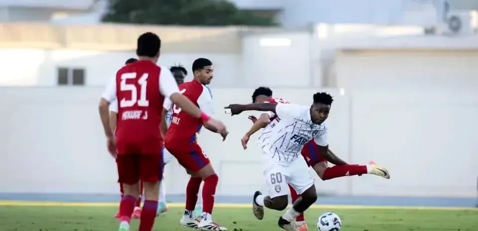 Jugador de Al Dhafra U23 en acción contra Al Ain U23