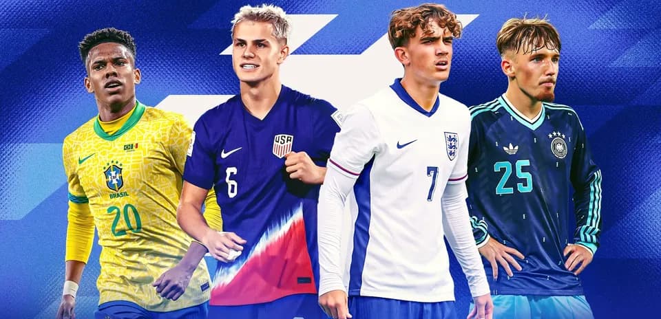 Cuatro jugadores de fútbol en camisetas de sus selecciones