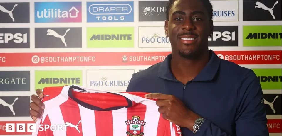 Jugador sosteniendo camiseta de Southampton FC en conferencia