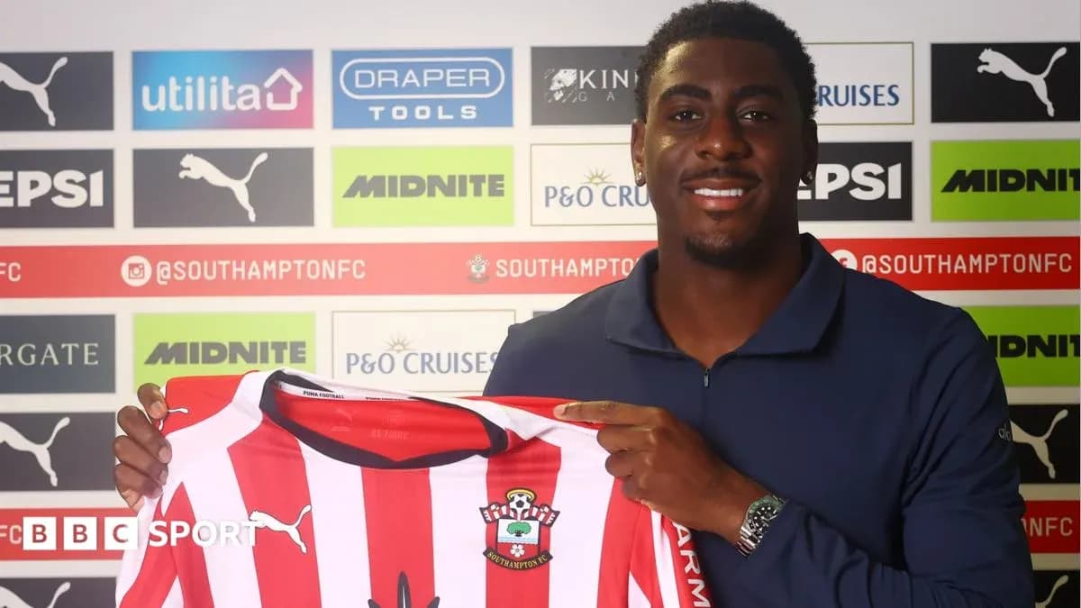 Jugador sosteniendo camiseta de Southampton FC en conferencia