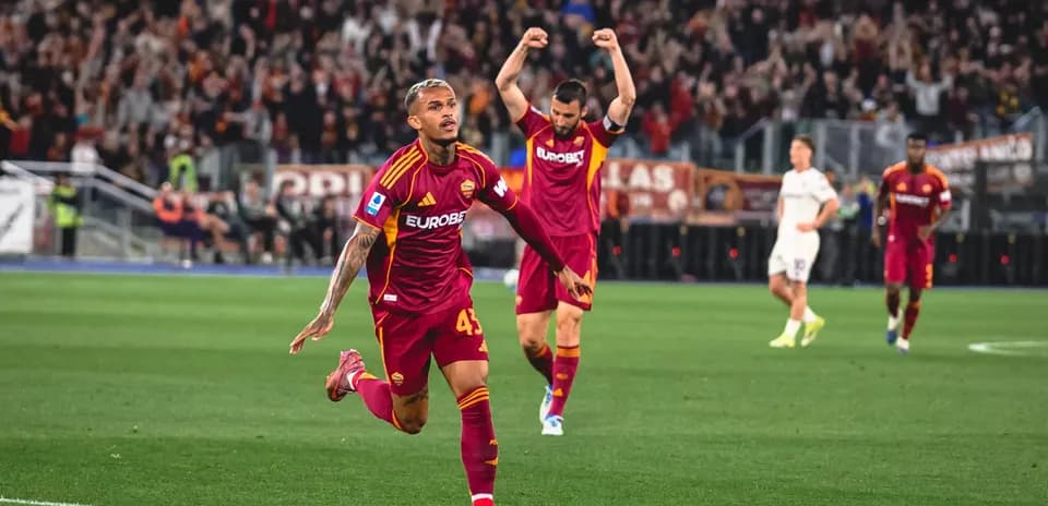 Jugador de AS Roma celebra un gol