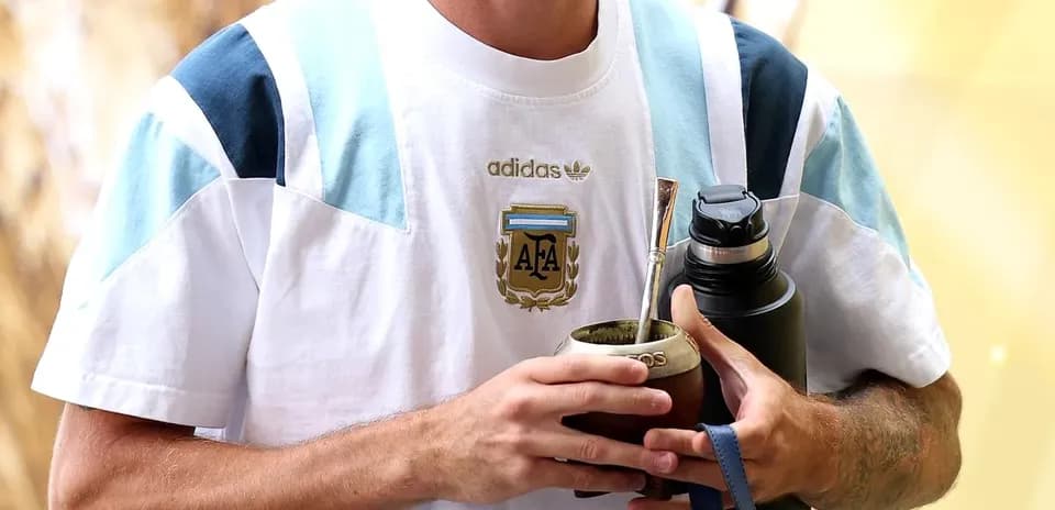 Jugador sosteniendo mate y botella de agua