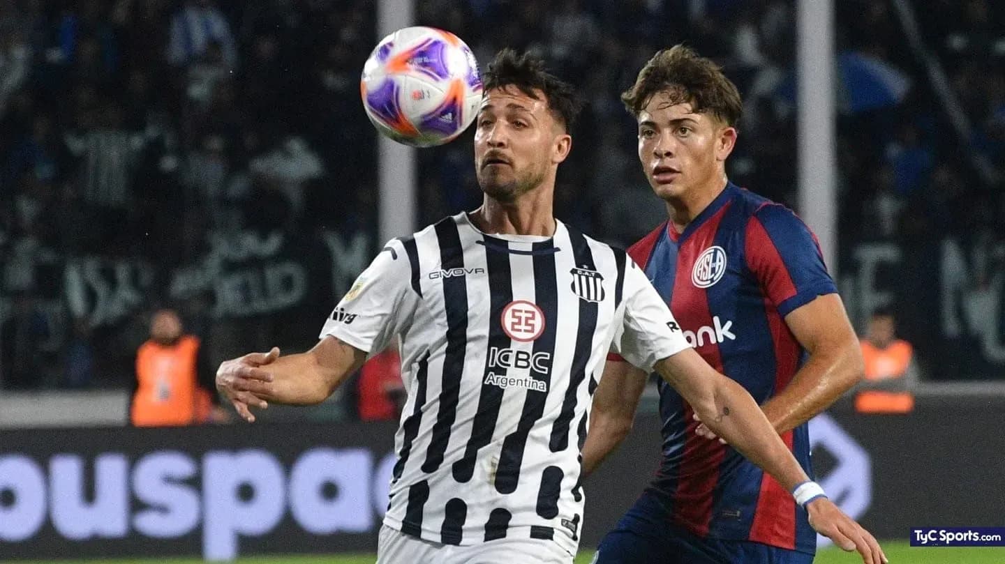 Jugador de Talleres disputa el balón contra San Lorenzo