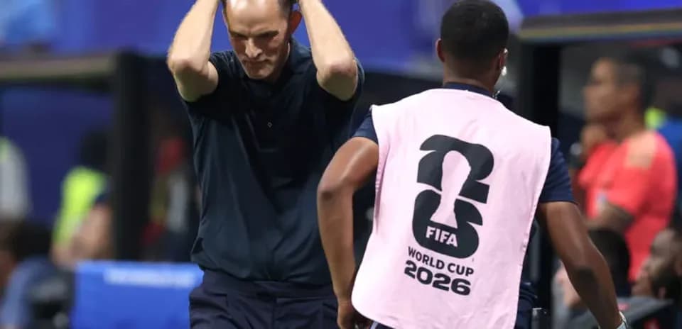 Entrenador con manos en la cabeza durante el partido