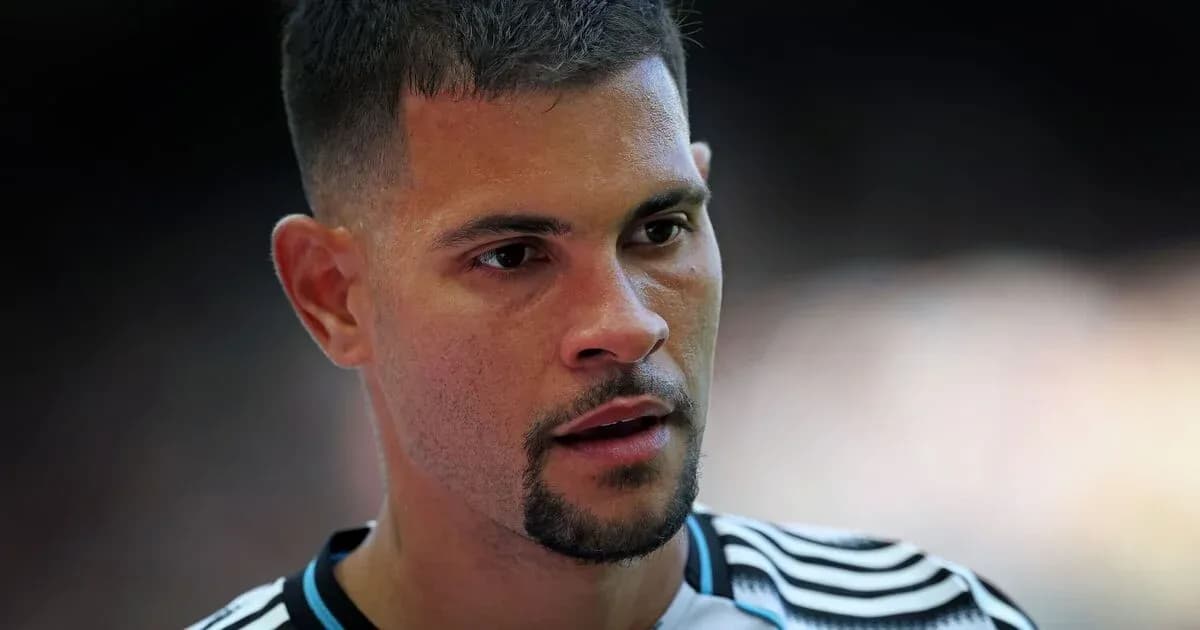 Jugador de fútbol con camiseta en primer plano