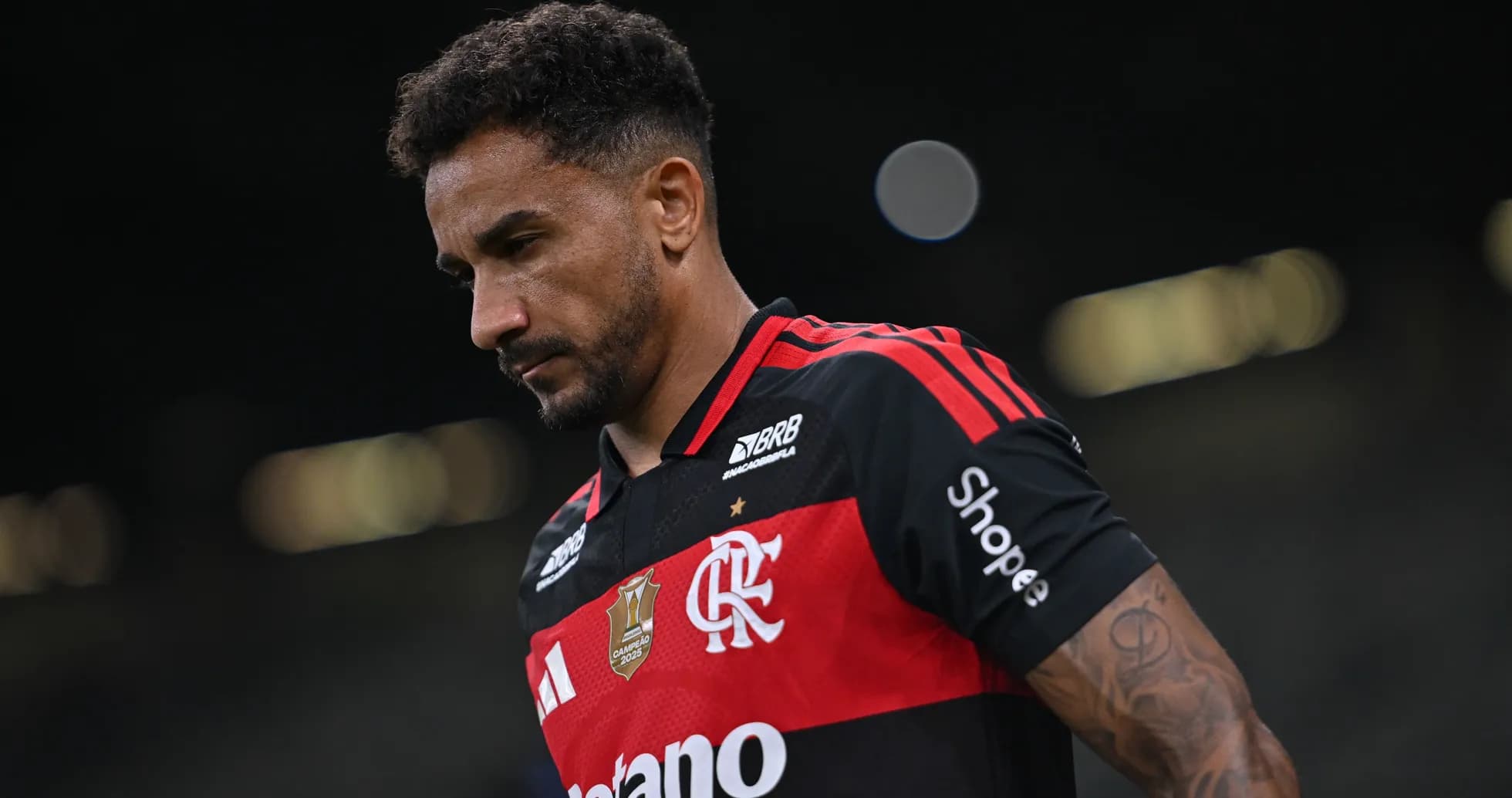 Jugador de Flamengo caminando en el campo de juego