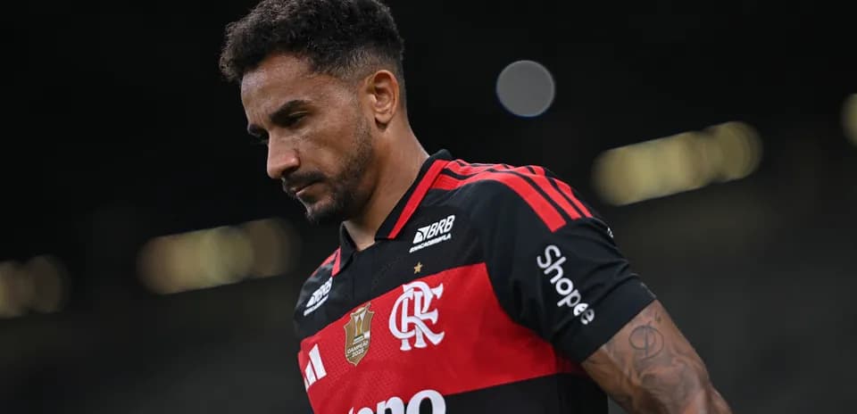Jugador de Flamengo caminando en el campo de juego