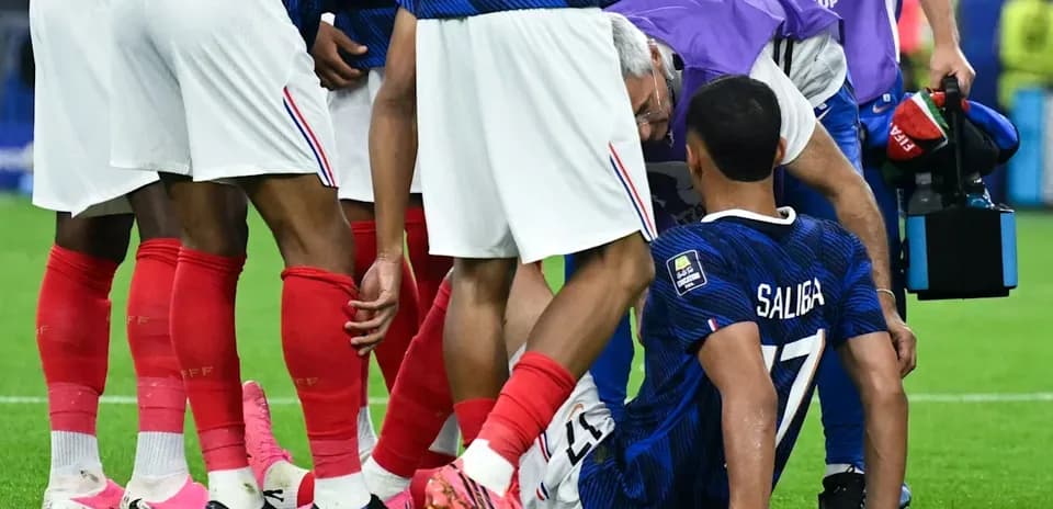 Jugadores de Francia rodeando a Saliba en el campo