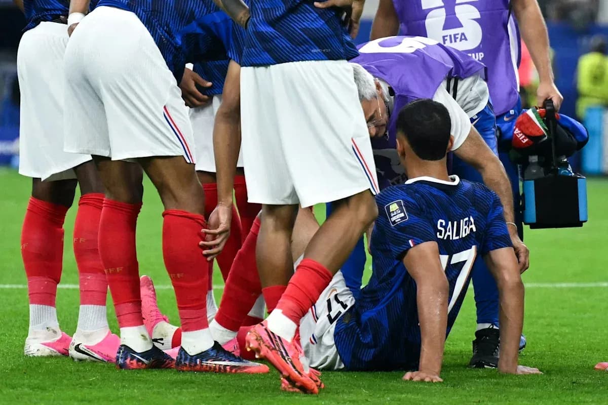 Jugadores de Francia rodeando a Saliba en el campo