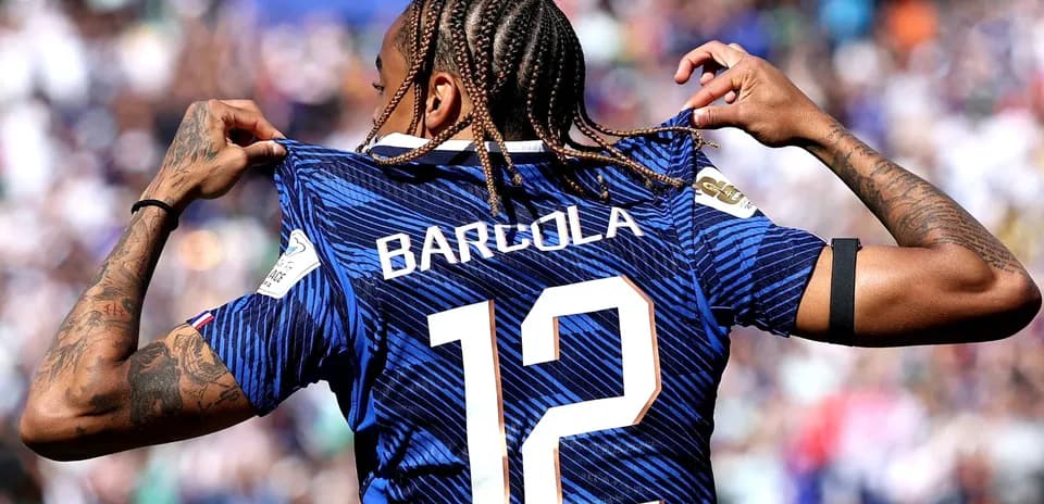 Jugador mostrando su camiseta con el nombre Barcola