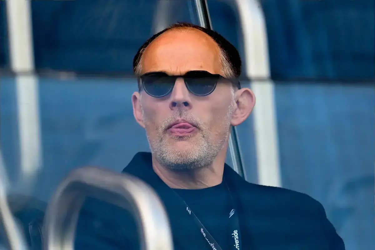 Hombre con gafas de sol observando desde un palco