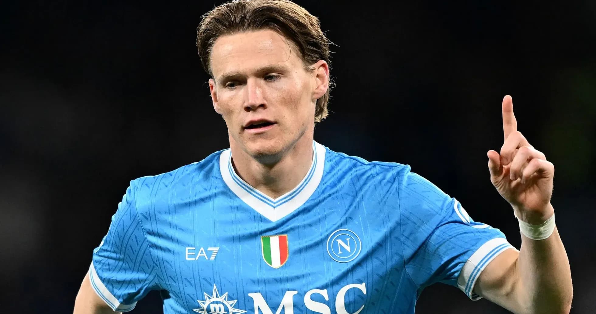 Jugador de Napoli señalando hacia arriba durante el partido