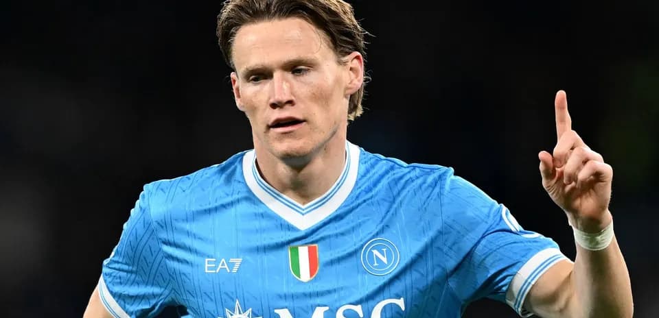 Jugador de Napoli señalando hacia arriba durante el partido