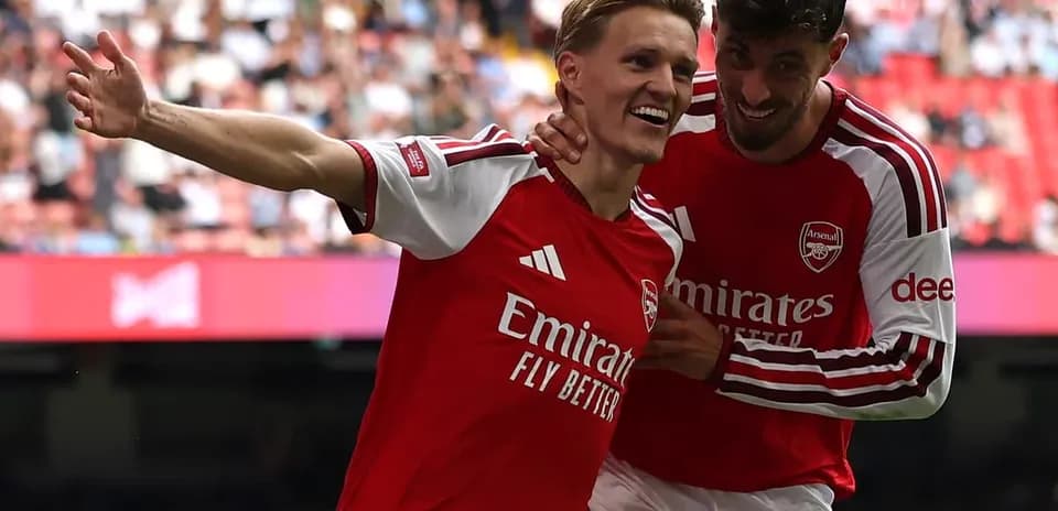 Jugadores de Arsenal celebrando un gol juntos