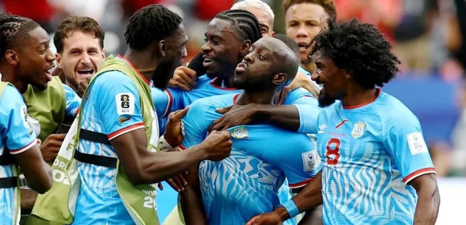 Jugadores celebrando un gol en el partido