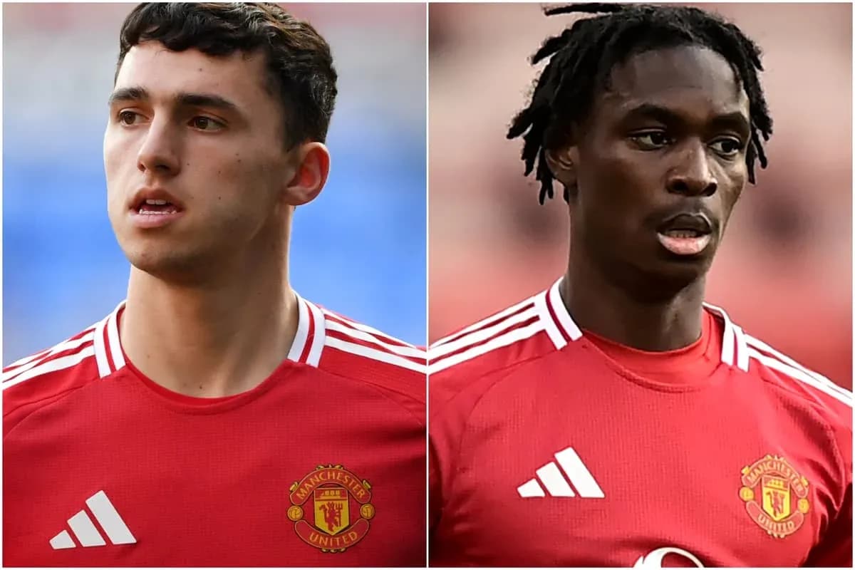 Dos jugadores de Manchester United en uniforme rojo