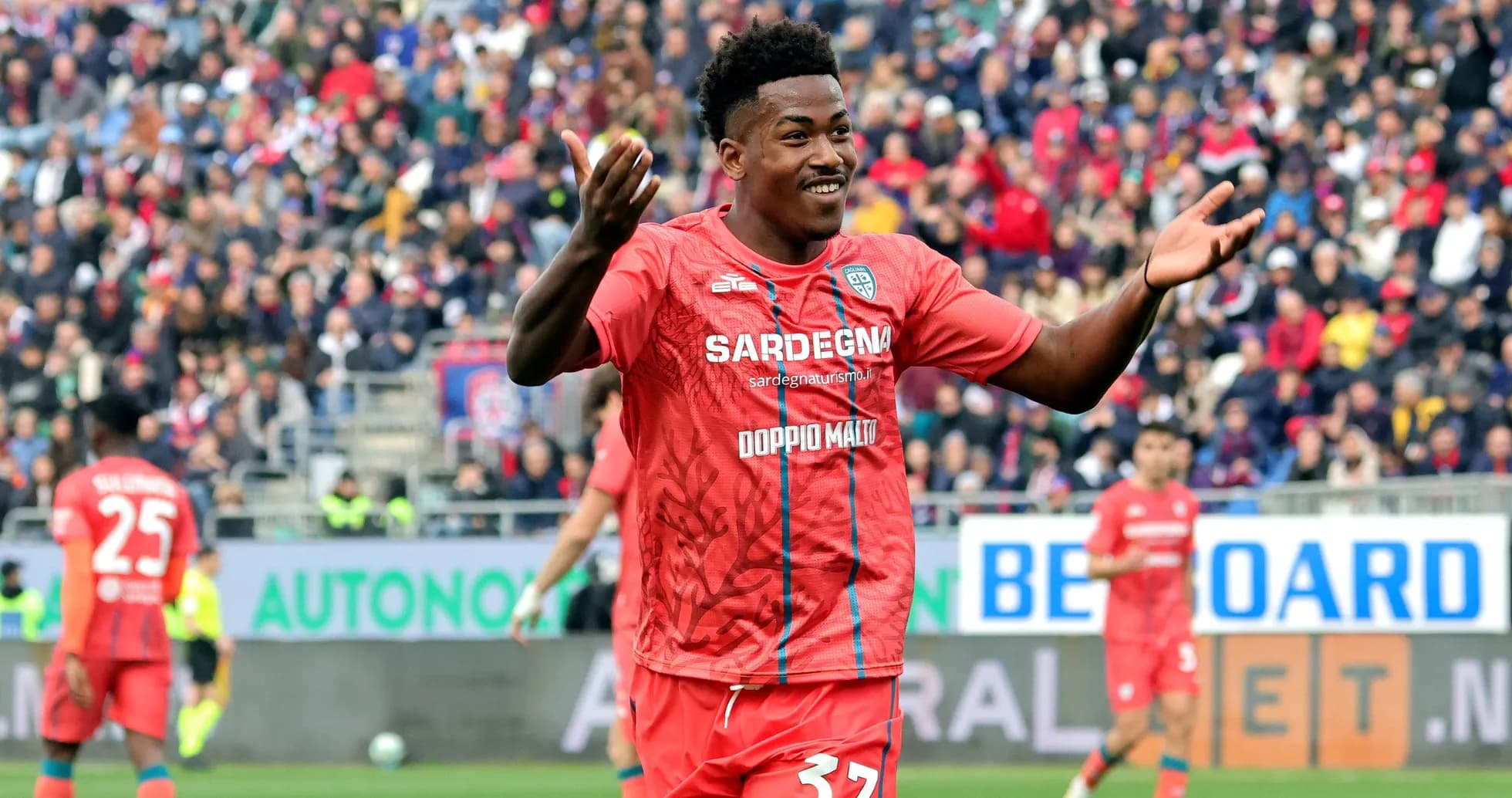 Jugador celebrando en el campo durante un partido