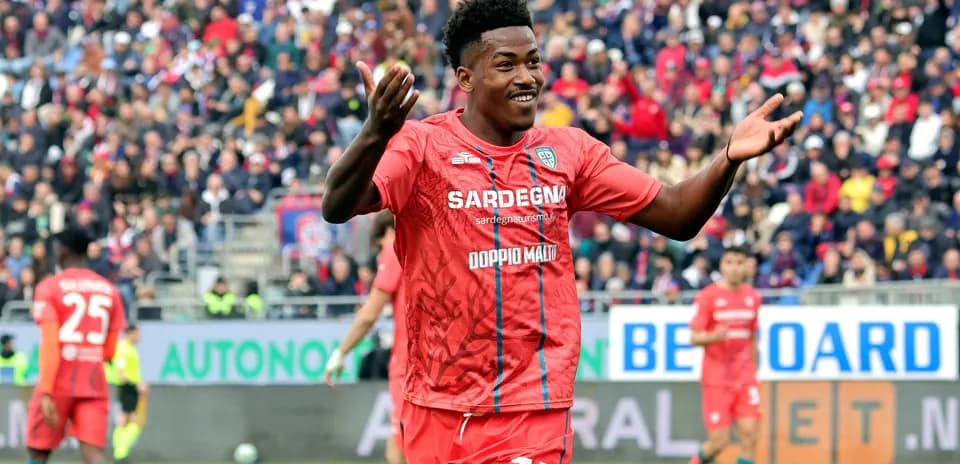 Jugador celebrando en el campo durante un partido