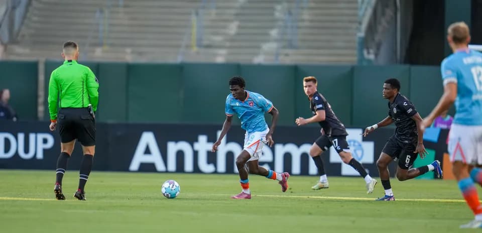 Jugador de Miami FC con balón en el campo
