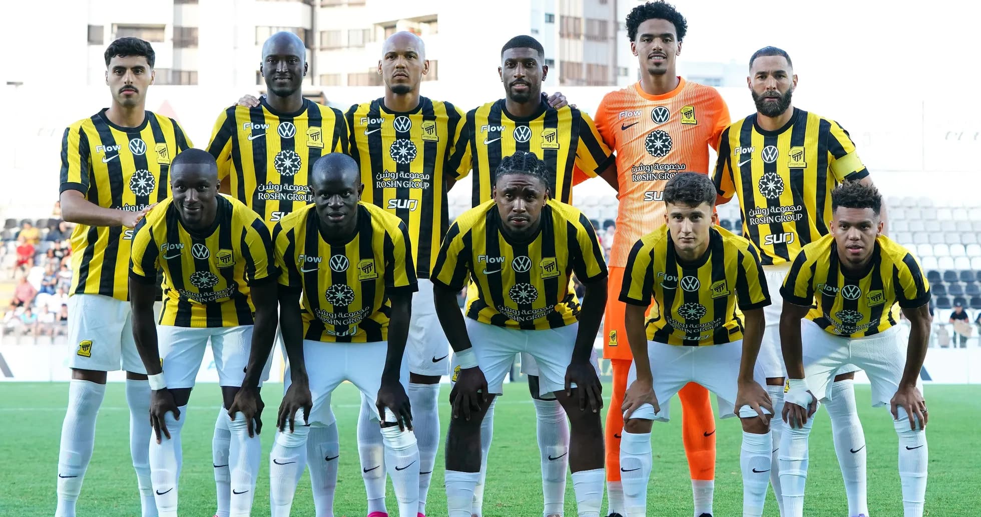 Equipo posando con camisetas amarillas y negras